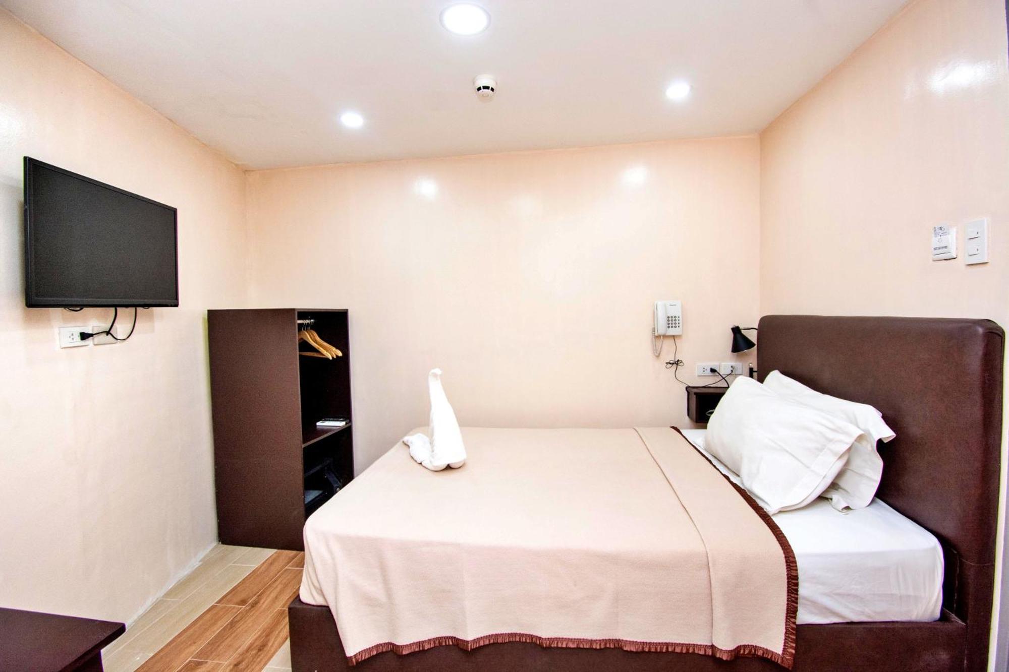 Emerald Island Hotel Balabag  ภายนอก รูปภาพ
